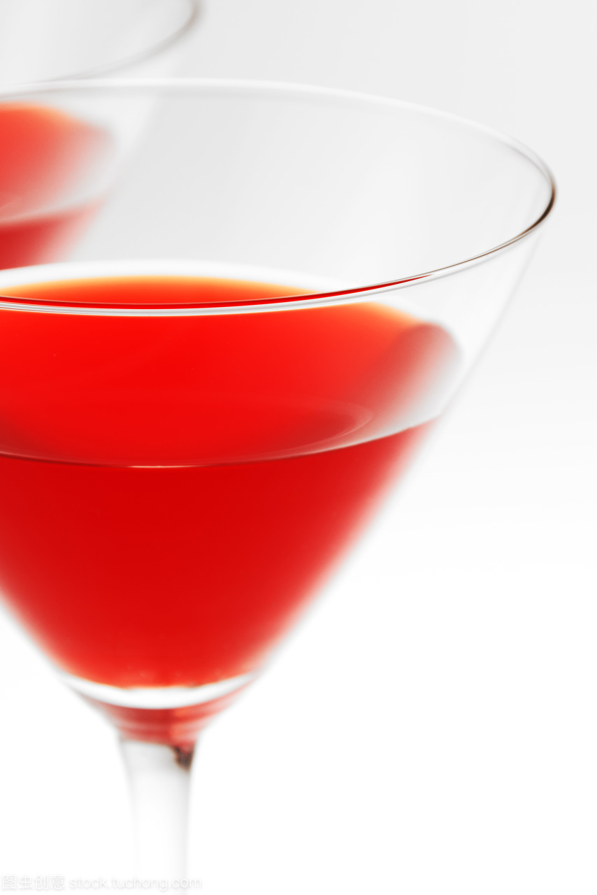 杯中沉浮 酒精、液体与社会边界